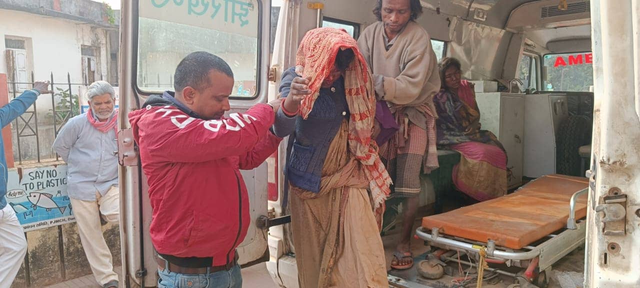 दुमका: बकरी को बचाने में ईंट लदा ट्रैक्टर अनियंत्रित होकर पलटा, 5 महिलाएं घायल