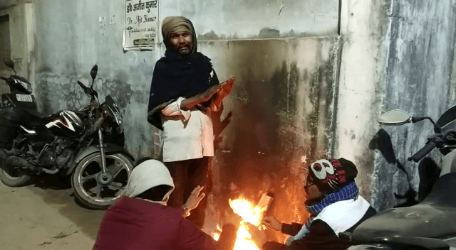 मुजफ्फरपुर में शीतलहर जारी, चौक-चौराहों पर अलाव से राहत की कोशिश