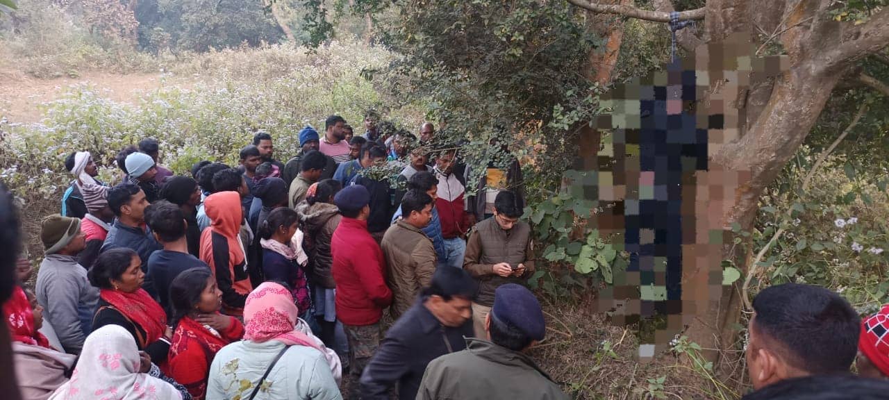 दुमका: पेड़ पर लटका मिला प्रभारी प्रधानाध्यापक का शव, 6 जनवरी से था लापता, हत्या की आशंका