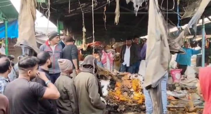 शहर के बीचोबीच मीना बाजार में असामाजिक तत्वों ने लगा दी गई आग, दो दुकानें जलकर राख, यहां का है मामला