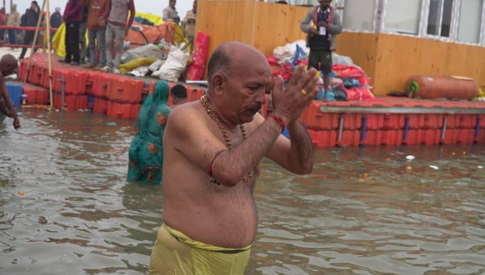 महाकुंभ के दूसरे दिन झारखंड विधानसभा के स्पीकर पहुंचे प्रयागराज, परिवार संग लगाई आस्था की डुबकी