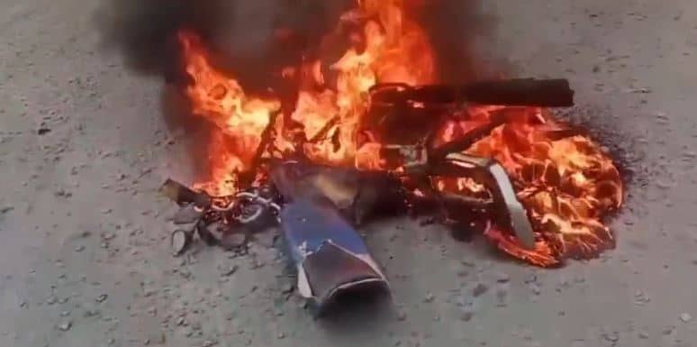 गढ़वा में सड़क हादसे के बाद धू-धू कर जली बाइक