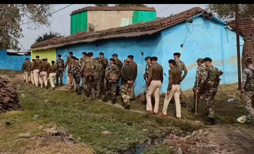 बाघमारा कांड में पुलिस का एक्शन मोड : कारू यादव के घर चिपका नोटिस तो भाई बिहार के इस जगह से हुआ गिरफ्तार !