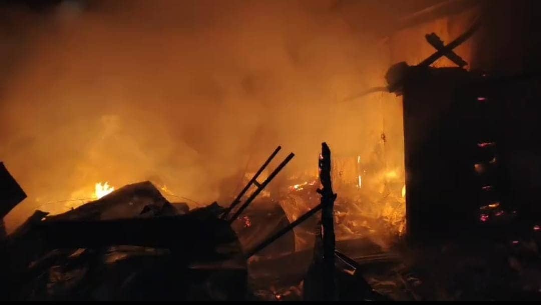 देवघर: मीना बाजार में फिर लगी आग, साजिश या कुछ और, करोड़ों के नुकसान की आशंका 