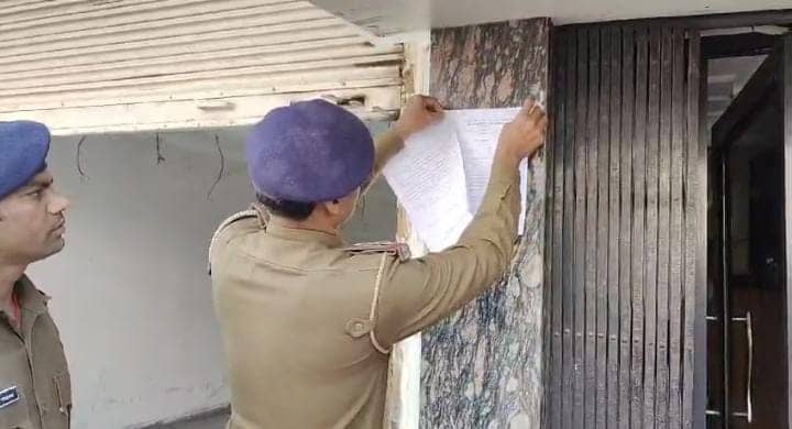 Bihar:पिनू डॉन और उसकी पत्नी के स्कूल बैंड बाजा के साथ पहुंची पुलिस, दीवारों पर चिपका दिया इश्तहार, पढ़ें मामले पर एसडीपीओ ने क्या कहा