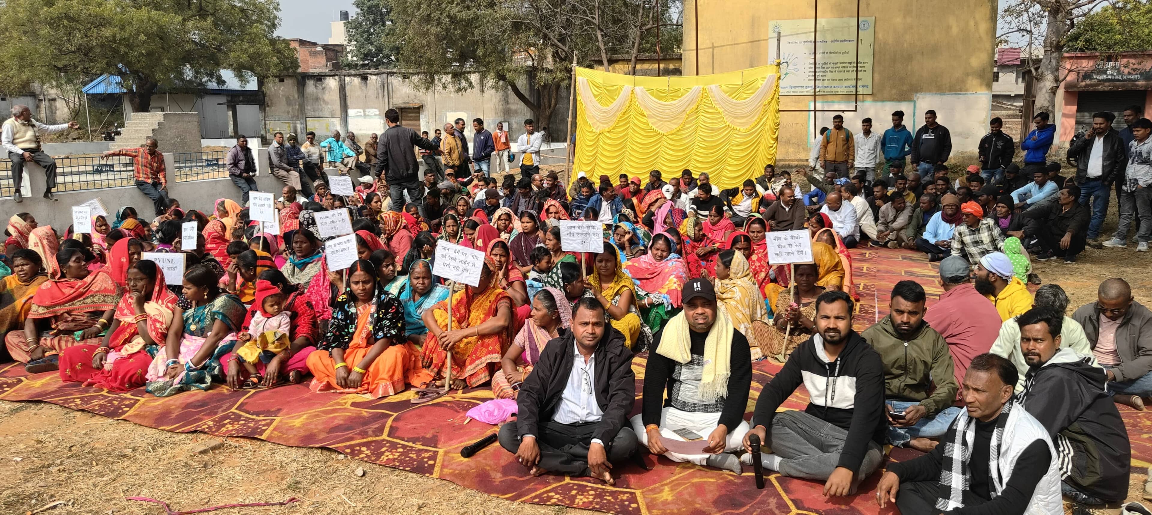 रामगढ़: नई रेललाइन बिछाने का विरोध, ग्रामीणों ने प्रखंड मुख्यालय के सामने किया प्रदर्शन, दी आत्मदाह की चेतावनी