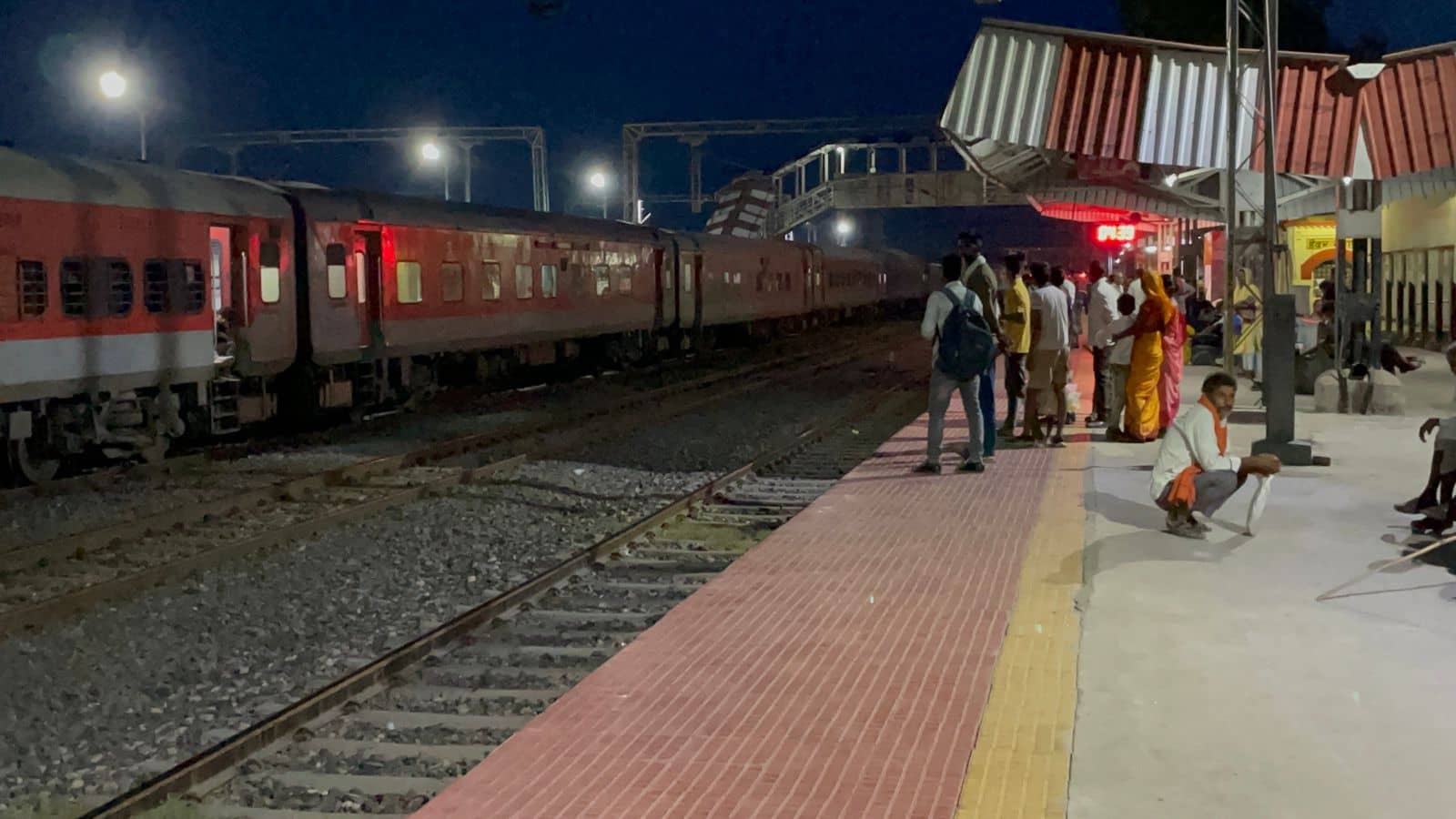 पलामू में रेलवे लाइन से युवक का शव बरामद, कोई परिचय पत्र नहीं मिलने से शिनाख्त में परेशानी