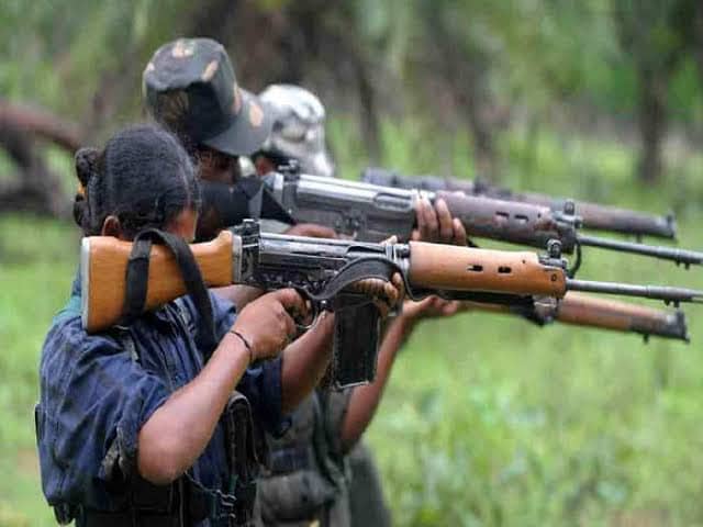 नक्सलियों के पोस्टर के साथ पंचायत समिति के निवर्तमान सदस्य  धराए