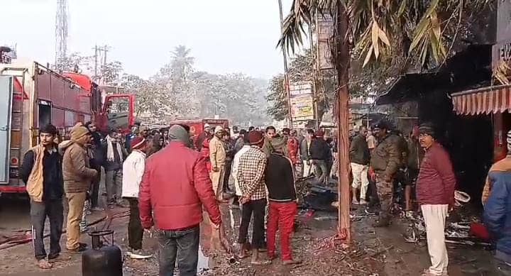 Breaking: मोतीहारी के कई दुकानों में लगी भीषण आग, लाखों का सामान जलकर खाक, पढ़ें आगलगी की वजह