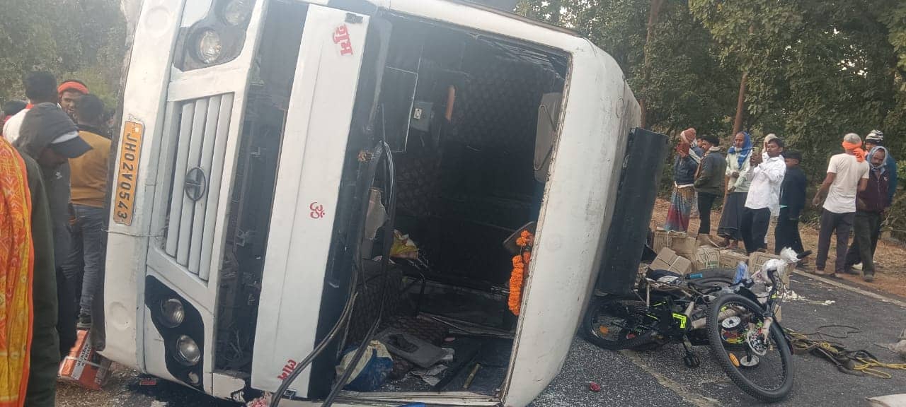 हजारीबाग से फुसरो जा रही बस विष्णगुढ़ में दुर्घटनाग्रस्त, तीन यात्रियों की मौत, सात घायल