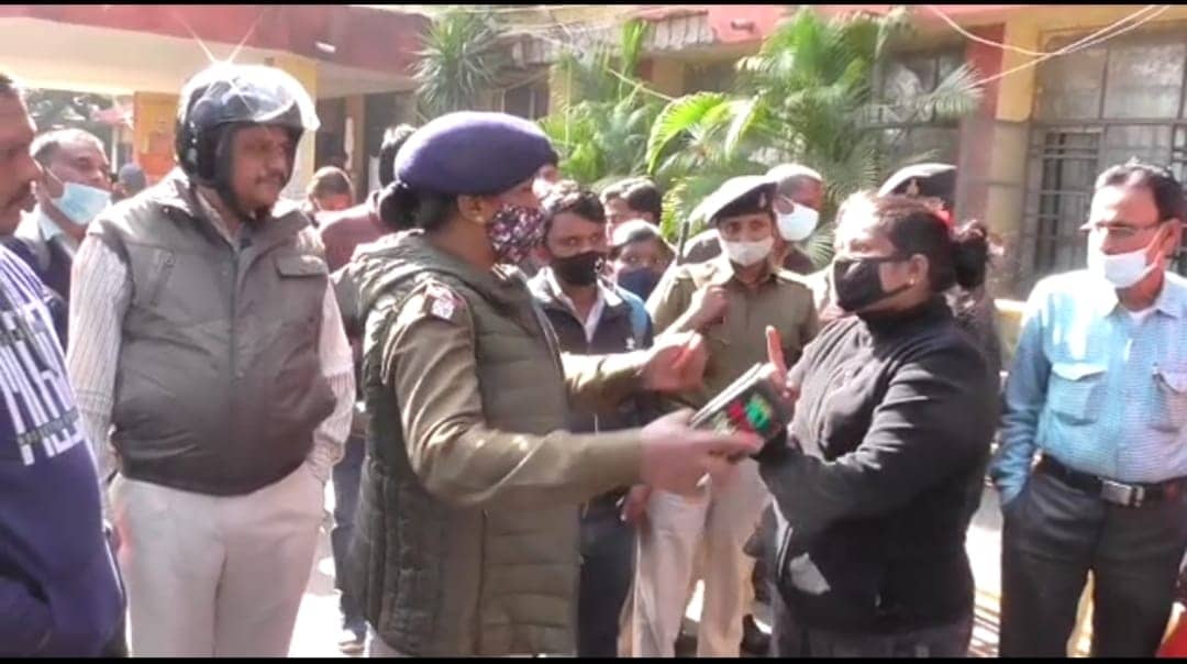 मिलिए धनबाद की इस "एंग्री गर्ल" से,  प्लास्टिक बैन को लेकर किया नगर निगम ऑफिस में हंगामा