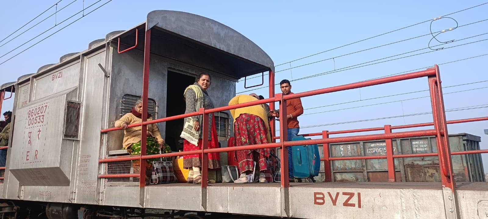 अजब गजब:जपला स्टेशन पर कुंभ स्पेशल रोकना भूल गया लोको पायलट! रेलवे अधिकारियों ने दूसरे स्टेशन पर रुकवाया ट्रेन,छूटे यात्री को माल गाड़ी से भेजा      