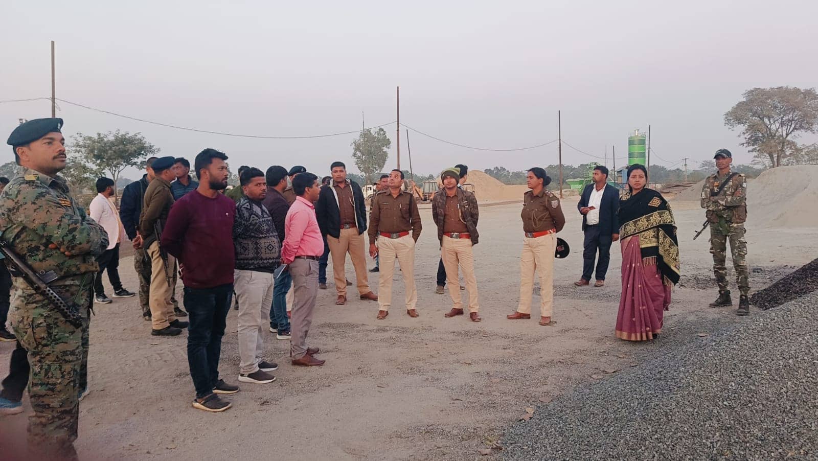 रामगढ़ के क्लासिक इंजीकॉम कंपनी में माइनिंग अधिकारियों का छापा, भारी मात्रा में बालू, बोल्डर किया गया जब्त