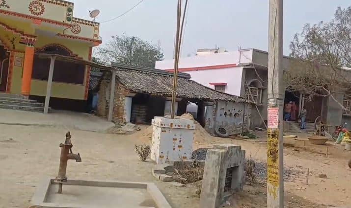 बीच चौराहे भाभी और भतीजे ने पोल से बांध कर देवर को लगा दी आग,जलने से हुई दर्दनाक मौत  