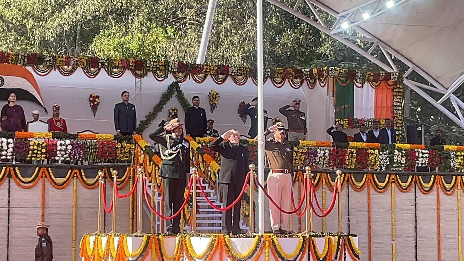 राज्यपाल संतोष गंगवार ने मोरहाबादी मैदान में किया झंडोत्तोलन, ली परेड की सलामी