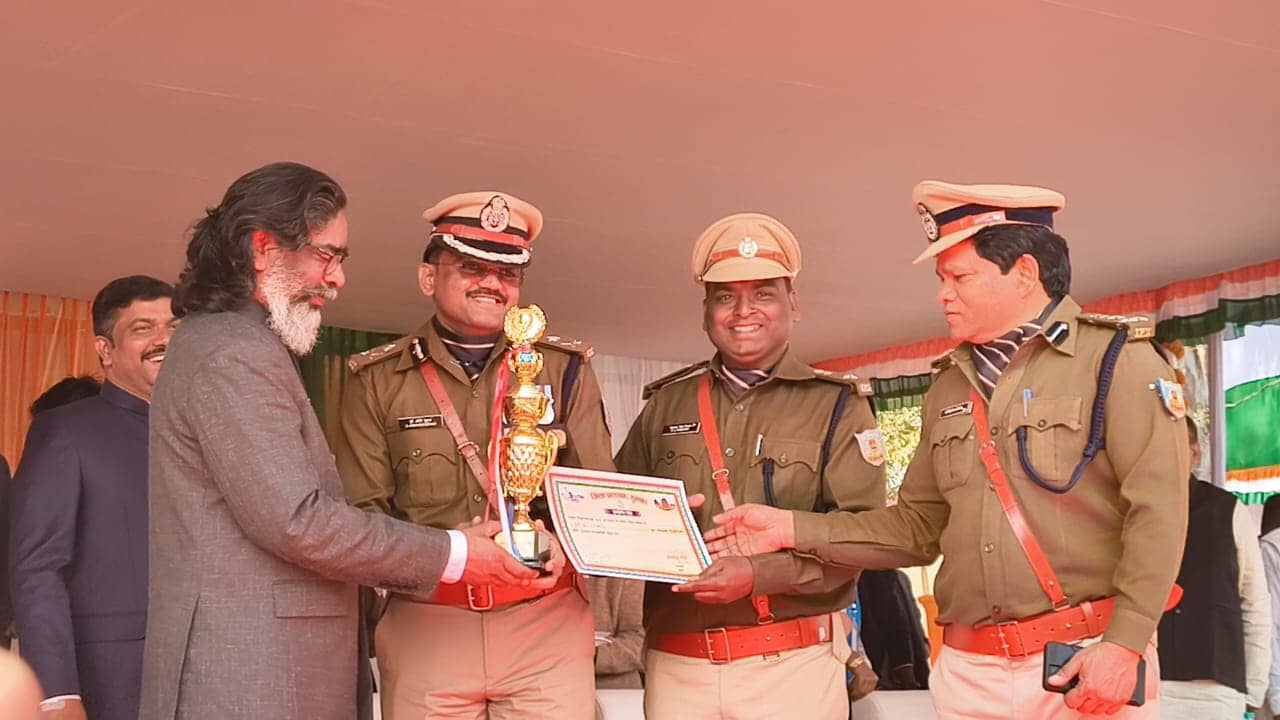 पुलिस लाइन मैदान में हर्षोल्लास पूर्वक मनाया गया गणतंत्र दिवस