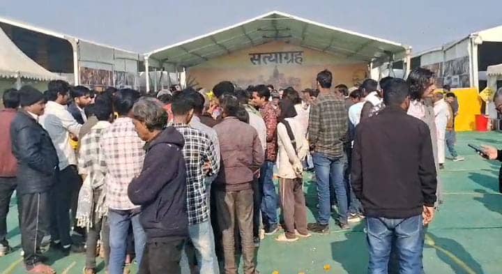 Bihar News: जनसुराज पार्टी कार्यालय में हुआ तिरंगा का अपमान, टूटकर जमीन पर गिरा झंडा, पढ़ें विस्तार से