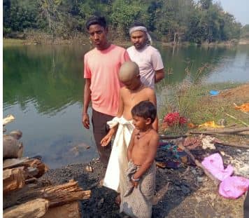 जब पांच साल की मासूम बेटी ने पिता को दी मुखाग्नि, छलक पड़े सभी के आंसू