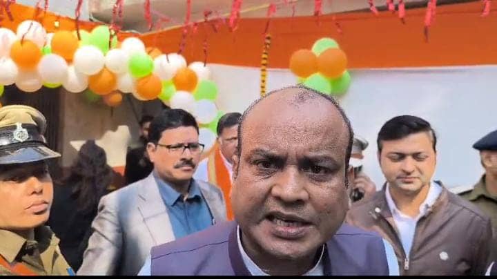 Bihar News: ई रिक्शा से टकराई लोजपा(आर) के प्रवक्ता की गाड़ी, तो बीच सड़क मच गया गया बवाल, पढ़ें फिर क्या हुआ