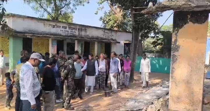 दुमका: जर्जर स्कूल भवन तोड़ने के क्रम में हुआ हादसा, छत गिरने से दो मजदूर गंभीर रूप से घायल