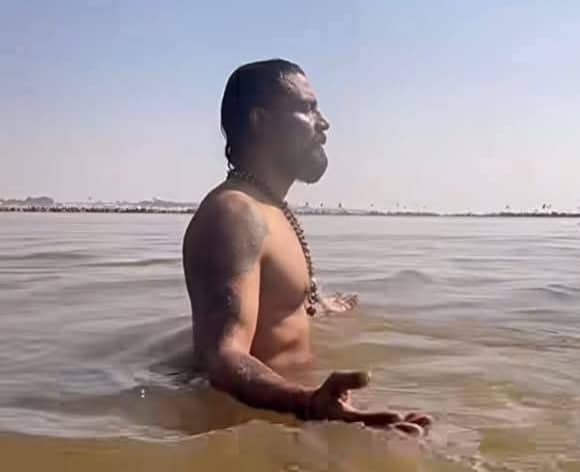 जानेमाने कोरियोग्राफर रेमो डिसूजा ने संगम में लगाई डुबकी ,  देखिए फैंस ने क्या दी प्रतिक्रिया