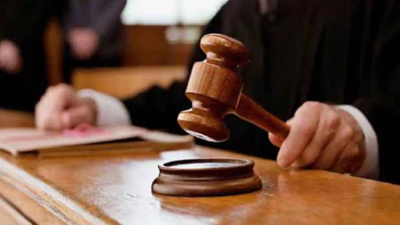 रेलवे के कर्मचारी को कोर्ट ने सुनाई उम्रकैद की सजा, लगाया पांच लाख का जुर्माना, जानिए क्या है मामला