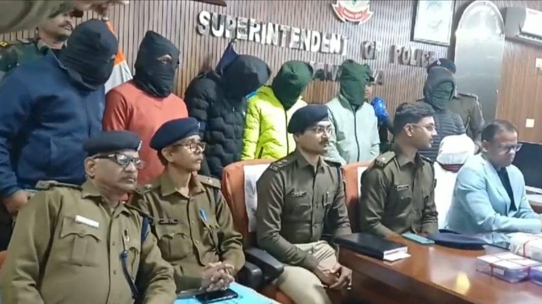 गैंग्स ऑफ़ जामताड़ा : फोन उठाओगे तो लुट जाओगे, पढ़िए -कैसे आगे निकल गया है यहां का साइबर ठग गिरोह 