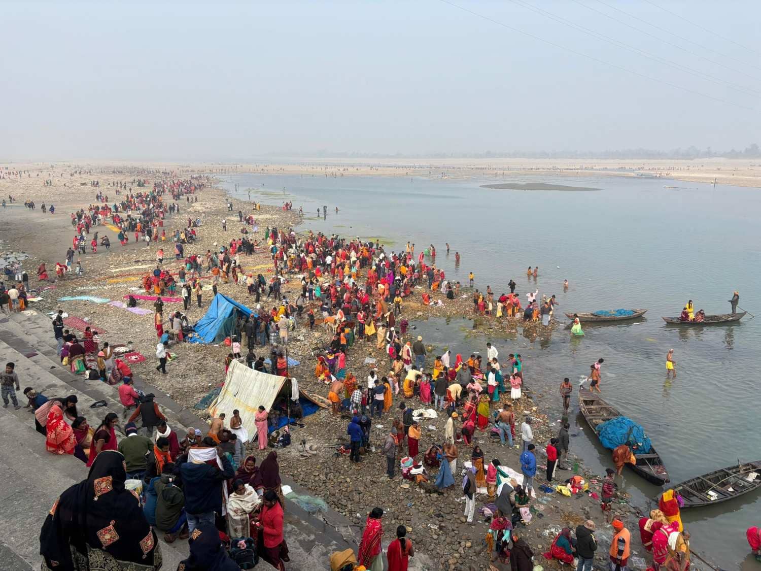 वाल्मीकिनगर स्थित त्रिवेणी संगम में लाखों भक्त लगा रहे आस्था की डुबकी, उत्तर भारत का दूसरा सबसे बड़ा संगम स्थल माना जाता है यह 