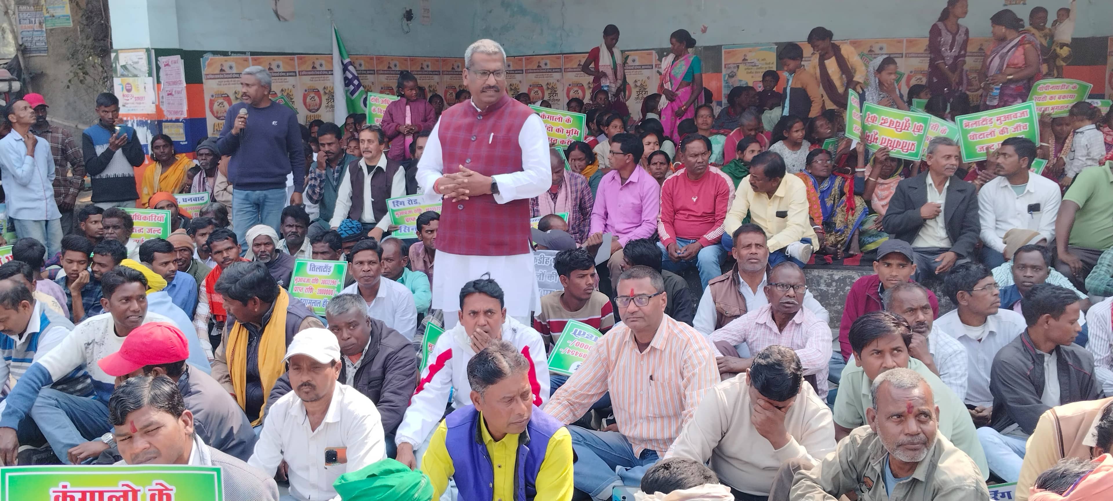 Dhanbad,: धरना देकर भूमि बचाओ संघर्ष मोर्चा ने किया सवाल -क्यों खेला जा रहा जांच-जांच का खेल?