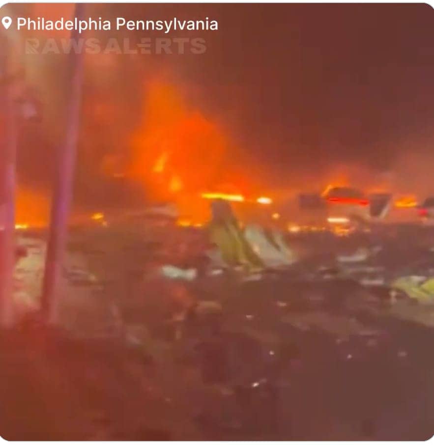 US में एक और प्लेन हादसा, घर और मॉल पर गिरा प्लेन, कई लोगों के हताहत की सूचना