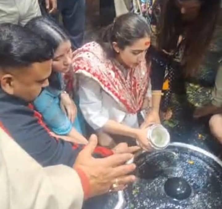 बॉलीवुड अभिनेत्री सारा अली खान पहुंची देवघर, विधि-विधान से की बाबा बैद्यनाथ की पूजा