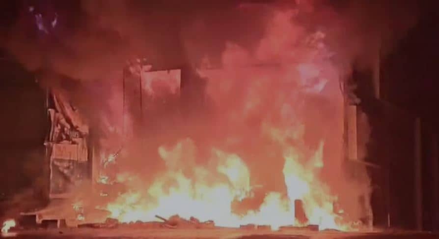 हजारीबाग के एक इलेक्ट्रॉनिक्स दुकान में लगी भीषण आग, 1.5 करोड़ रुपये के सामान जलकर खाक