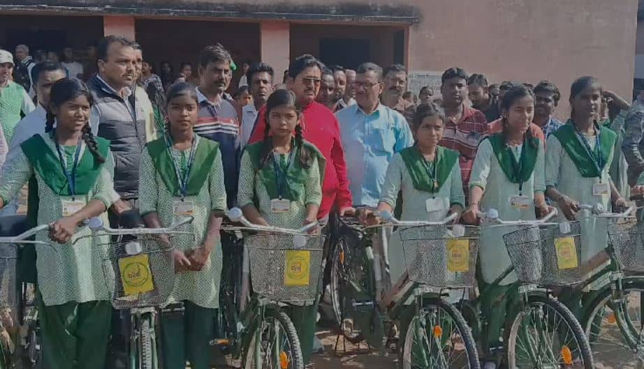 देवघर: छात्रों को गुणवत्ताविहीन साईकिल मिलने से नाराज़ हुए विधायक, पदाधिकारी की लगा दी क्लास
