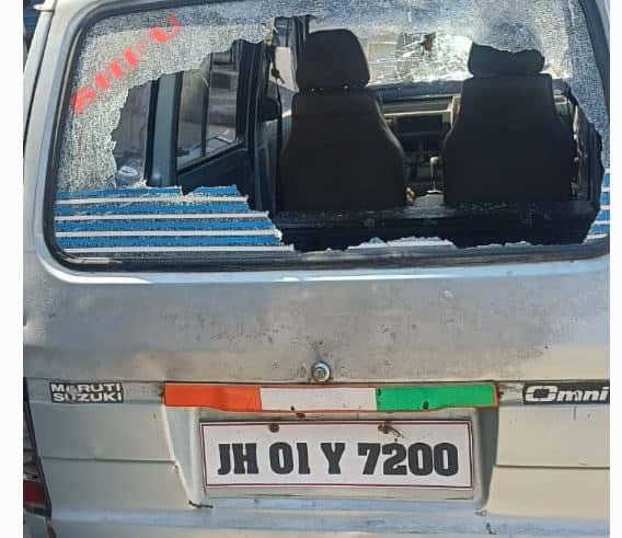 आपस में भिड़े दो गुट, खूब चले पत्थर, एक पुलिसकर्मी का सिर फटा, जानें कहां का है मामला