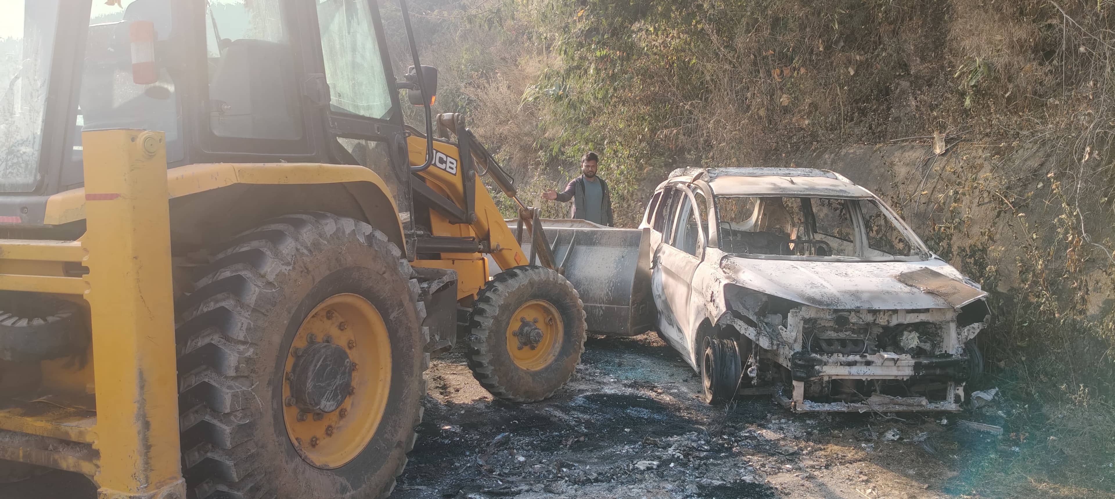 चलती कार में अचानक से लगी आग, मची अफरा-तफरी