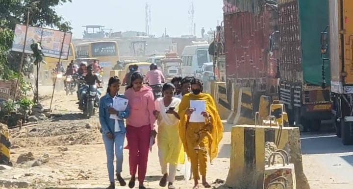 कैमूर: पिछले 24 घंटे से जाम है दिल्ली कोलकाता हाईवे, इंटर के परीक्षार्थी पैदल हो रहे है परेशान, सता रहा है परीक्षा छूटने का डर