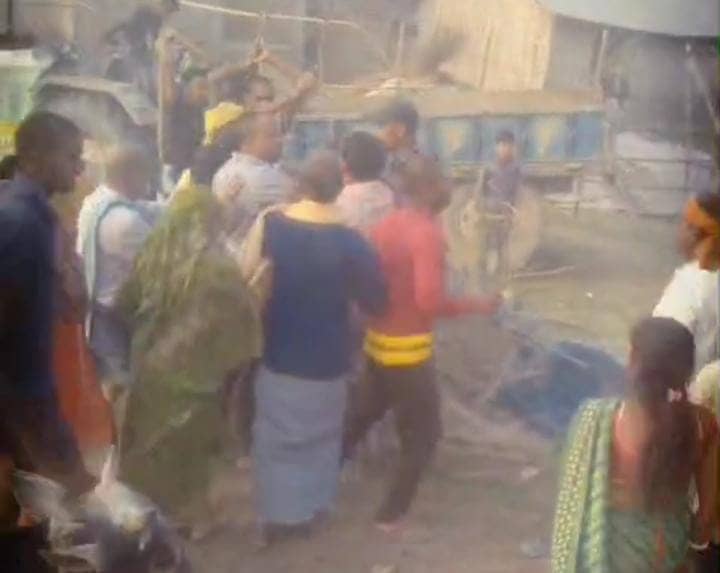 कटिहार:सरस्वती पूजा विसर्जन को लेकर दो गुटों में हिंसक झड़प,पुलिस को लोगों ने दौड़ा-दौड़ाकर पीटा, पढ़ें पूरा मामला