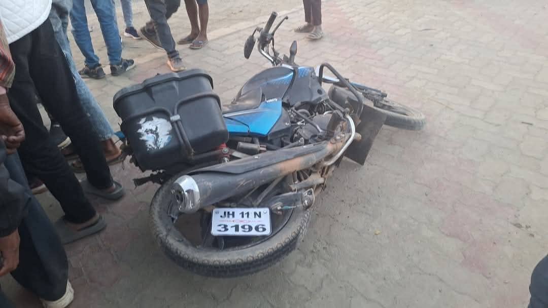 गिरिडीह में भीषण सड़क हादसा, बस ने बाइक सवार पति-पत्नी को मारी टक्कर, मौके पर मौत