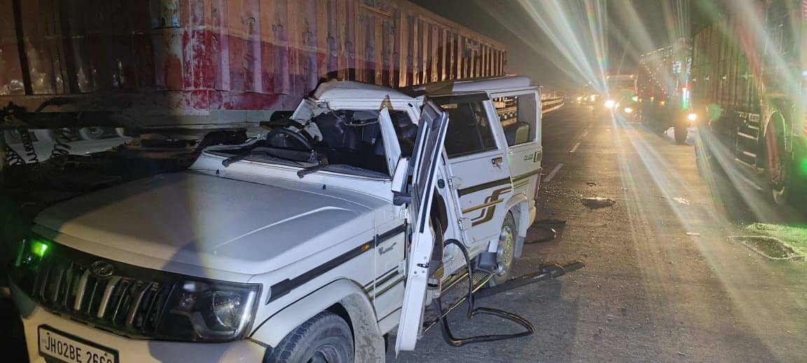 Breaking: झारखंड से महाकुंभ स्नान के लिए जा रहे श्रद्धालुओं की बोलेरो ट्रक से टकराई,  एक महिला की मौत, आधा दर्जन घायल