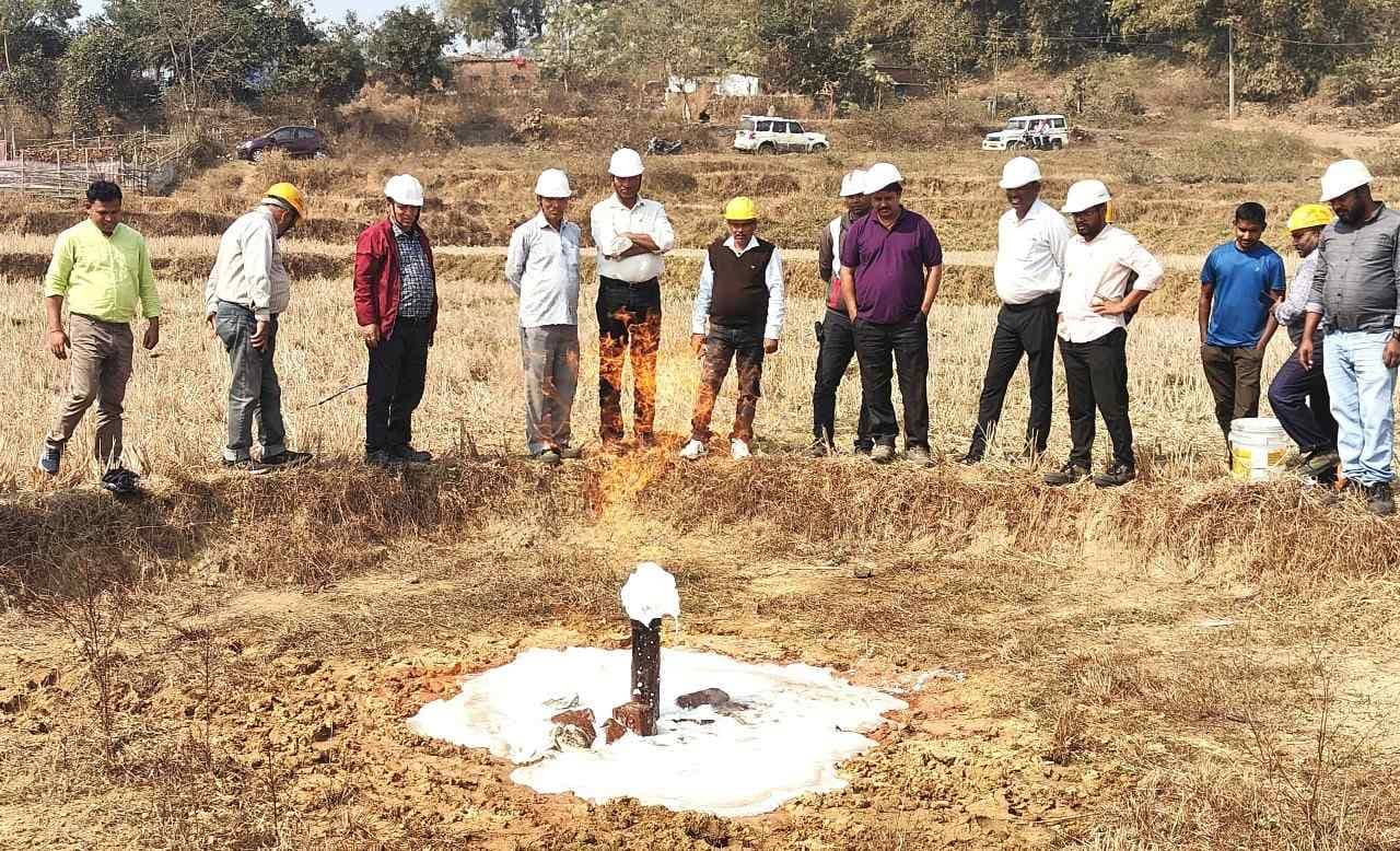 OMG! बोरिंग से पानी की जगह निकलने लगी आग, ग्रामीणों में दहशत का माहौल, जांच के लिए पहुंची टीम, जानिए कहां का है मामला 