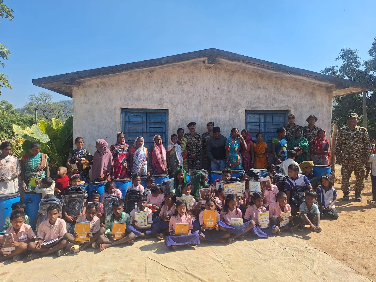 पारसनाथ के जंगलों में बसे इस गांव में कभी नक्सलियों का होता था बोलबाला, आज  सीआरपीएफ और गिरिडीह पुलिस की पहल से बदल रही गांव की तस्वीर