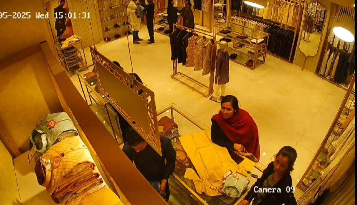 बड़ी शातिर है ये महिला चोर, VIP बनकर दुकान में करती है एंट्री और पलक झपकते ही कर लेती है हाथ साफ, देखें वीडियो