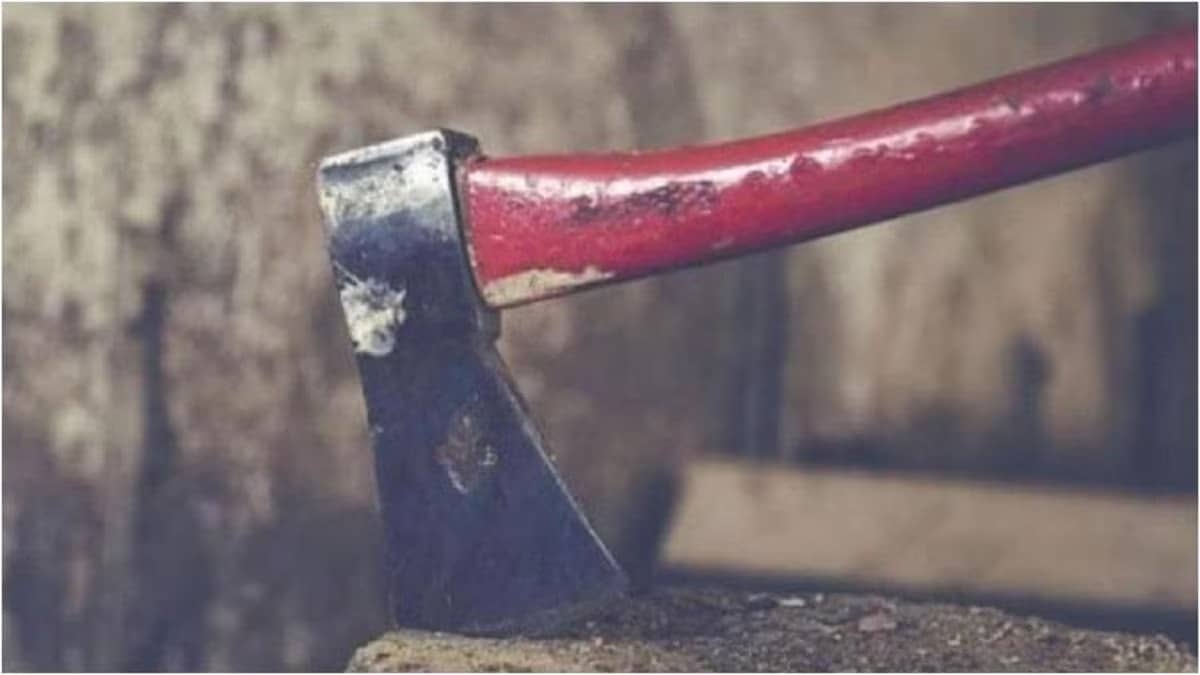 पत्नी ने पति पर टांगी से किया हमला, फिर पेट्रोल छिड़ककर लगा दी आग