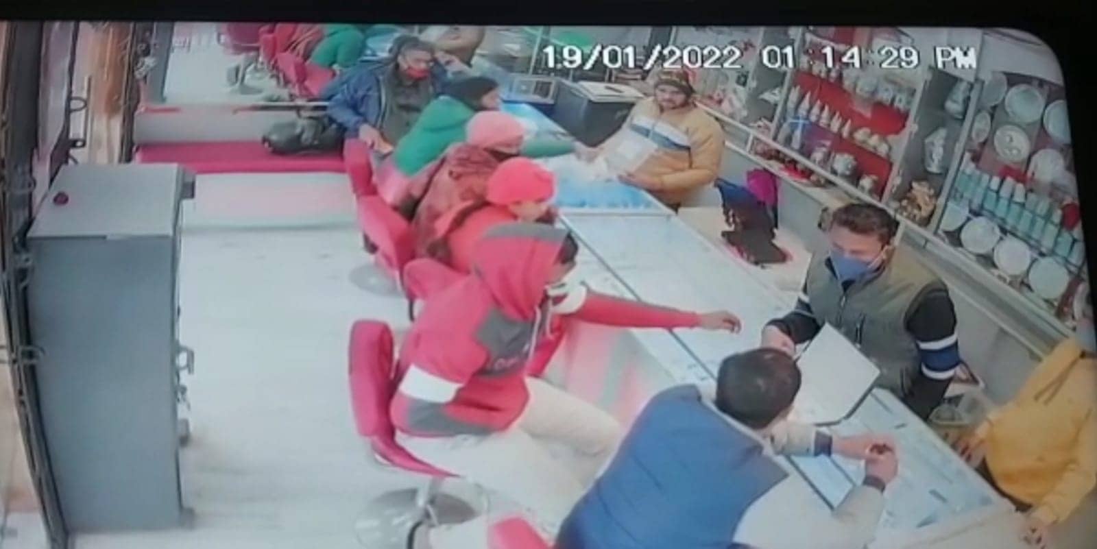 अपराधियों के हौसले बुलंद : दिन दहाड़े ज्वेलरी दूकान के मालिक को गोली मारी