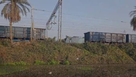 बाढ़ में अचानक से दो हिस्सों मे बंटी चलती मालगाड़ी, यातायात बाधित