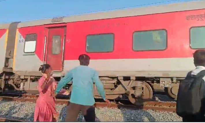 गिरीडीह में कुंभ स्पेशल ट्रेन पर पथवार!कई कोच के सीसे टूटे,लोको पायलट को उतार खुद बैठ गए यात्री,देखिए वीडियो    