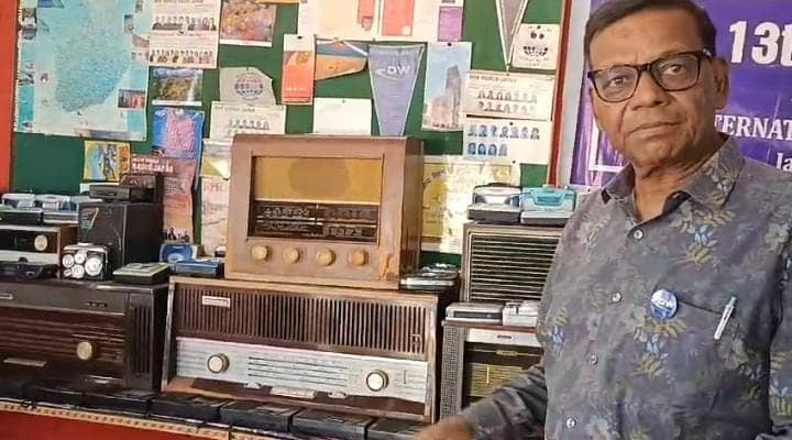 घर है कि रेडियो का खदान ! जमशेदपुर के इस शख्स के पास है विभिन्न मॉडल के 655 रेडियो, पढ़ें अनोखी दिवानगी की वजह