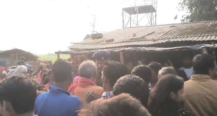 Bihar News:शराब तस्कर को पकड़ने गई थी पुलिस, लेकिन ग्रामीणों ने घेरकर शुरु कर दी धक्का-मुक्की, पढ़ें पुलिस ने फिर क्या किया