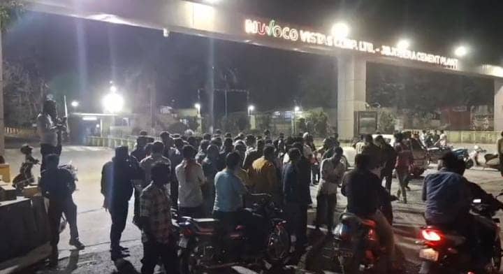 Jamshedpur:ऐसा क्या हुआ कि आधी रात गोविंदपुर जेमको चौक पर मच गया हंगामा, पुलिस ने किया बल का प्रयोग, पढ़ें वजह