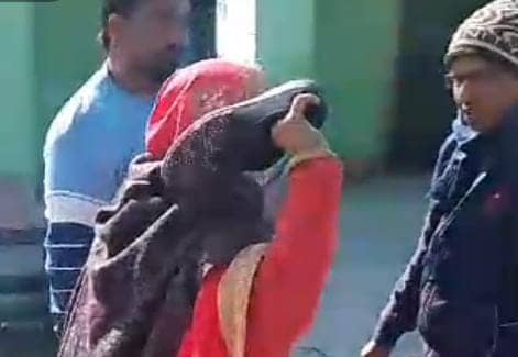 स्कूल है कि जंग का मैदान! प्रधानाध्यापिका और शिक्षक के बीच जमकर चला जूता चप्पल, गाली-गलौज में पार की सभी हदें, पढ़ें कहां है मामला